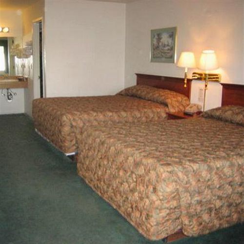 Edge Water Inn Reedley Δωμάτιο φωτογραφία