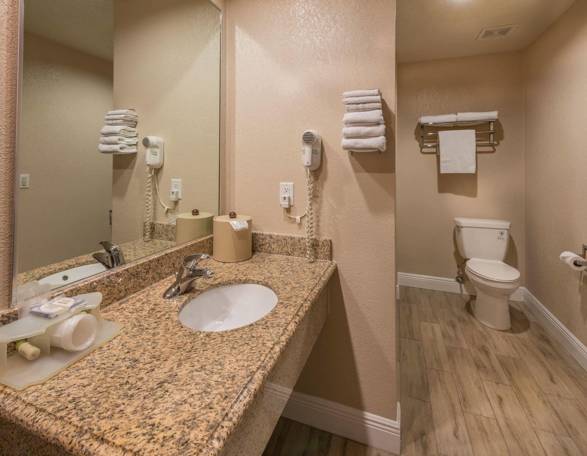 Edge Water Inn Reedley Εξωτερικό φωτογραφία