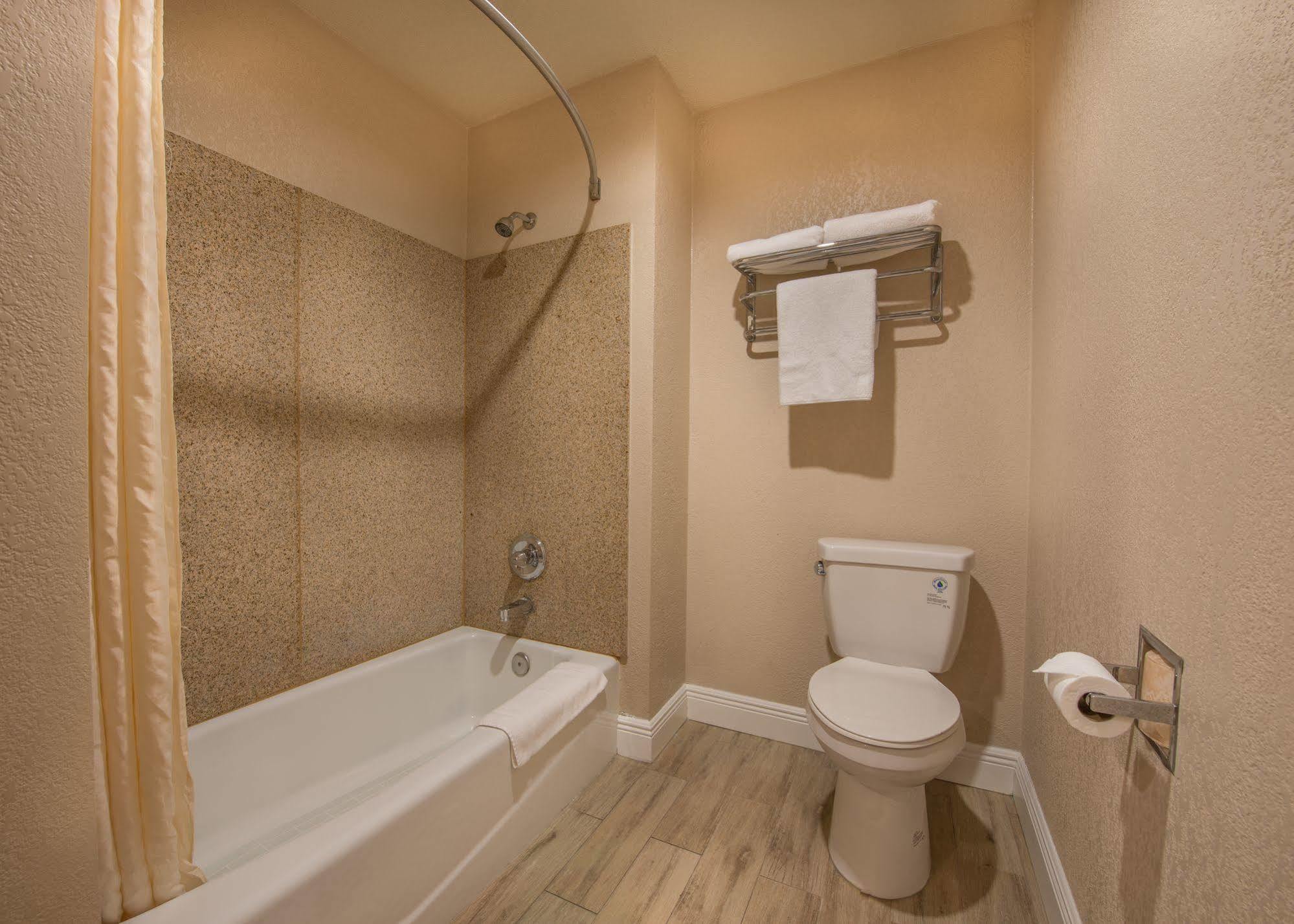 Edge Water Inn Reedley Εξωτερικό φωτογραφία