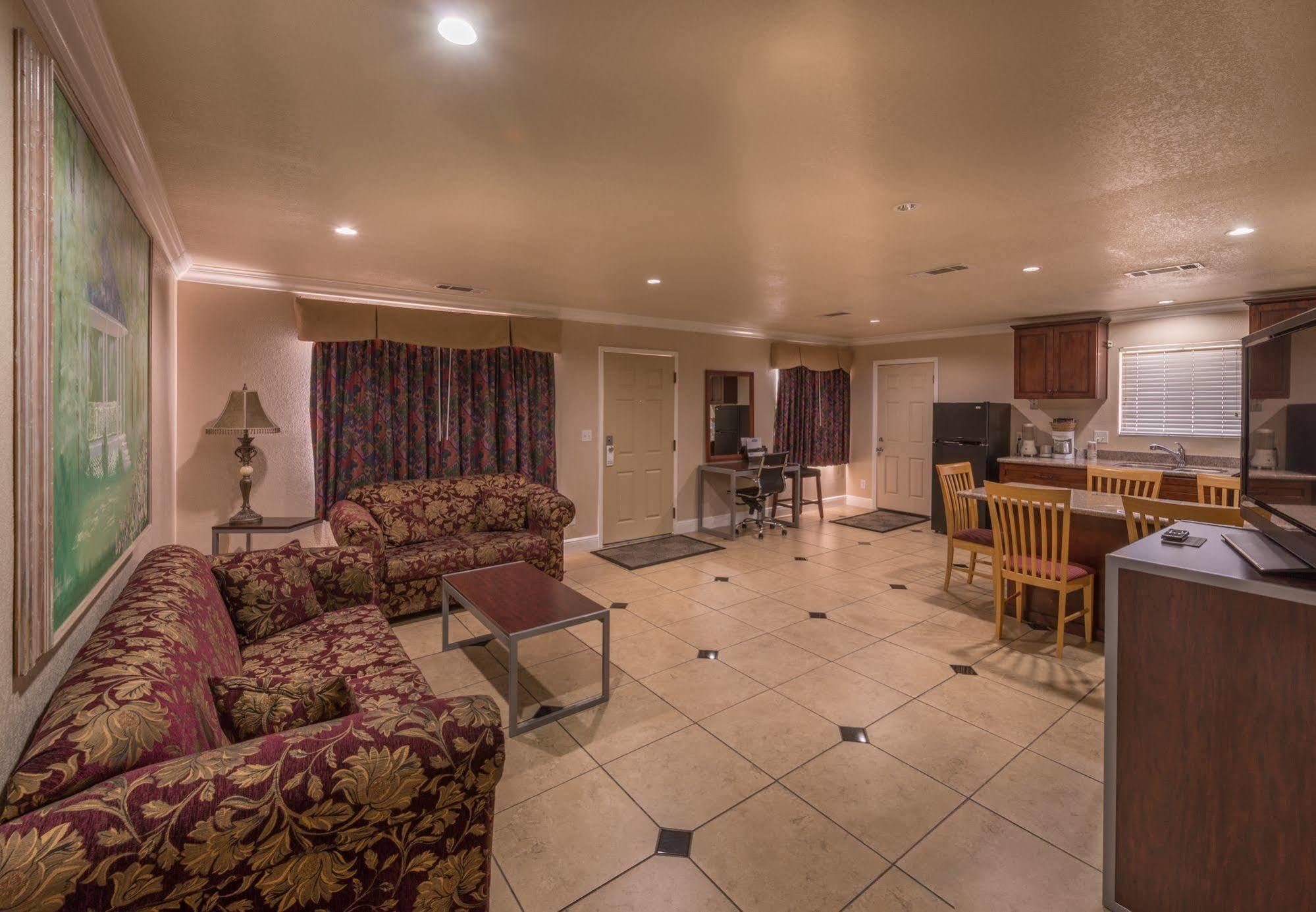 Edge Water Inn Reedley Εξωτερικό φωτογραφία