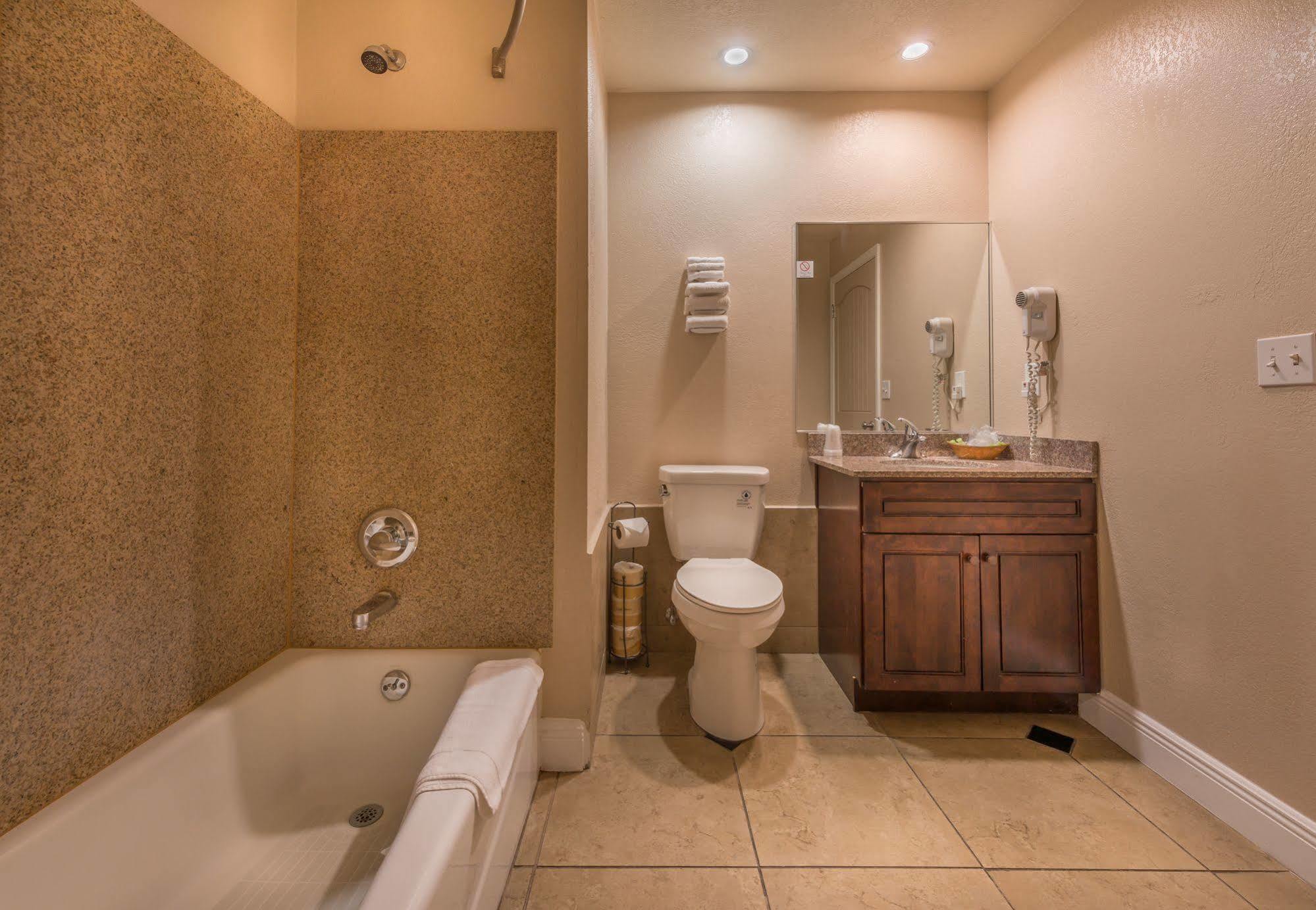 Edge Water Inn Reedley Εξωτερικό φωτογραφία