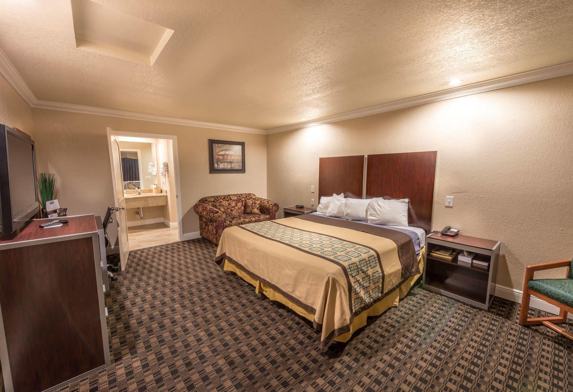 Edge Water Inn Reedley Εξωτερικό φωτογραφία