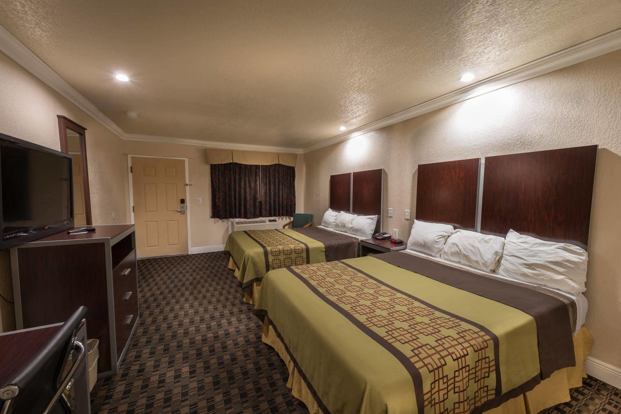 Edge Water Inn Reedley Εξωτερικό φωτογραφία