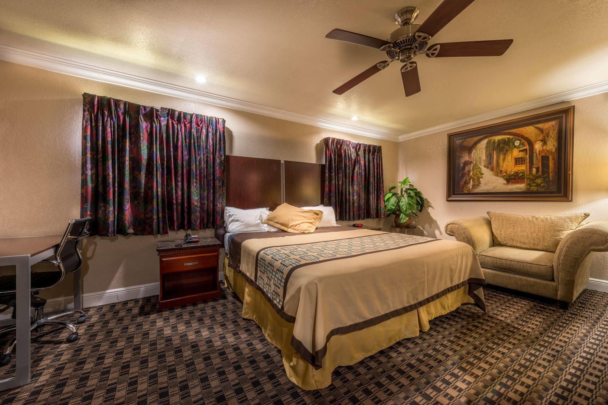 Edge Water Inn Reedley Εξωτερικό φωτογραφία