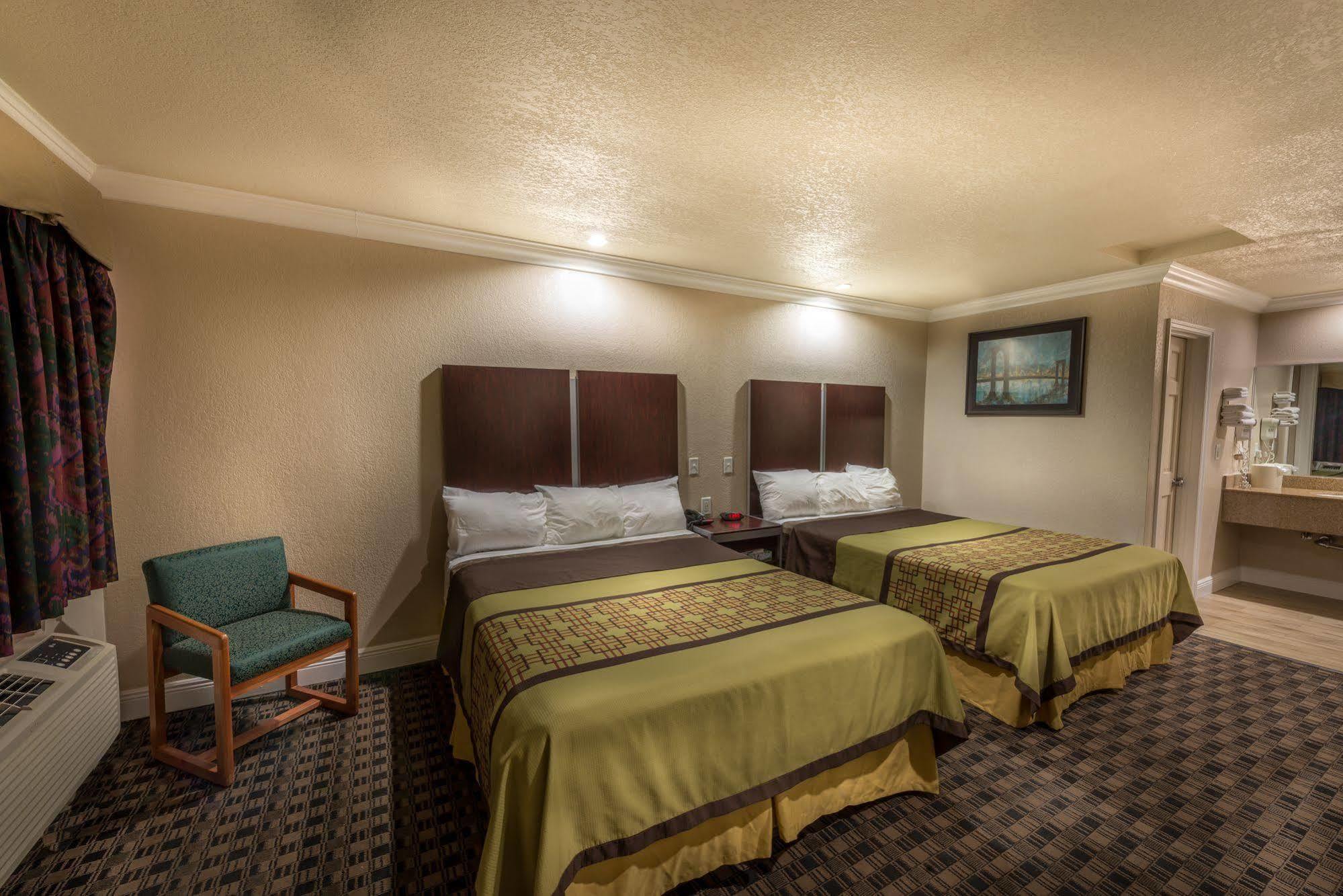 Edge Water Inn Reedley Εξωτερικό φωτογραφία