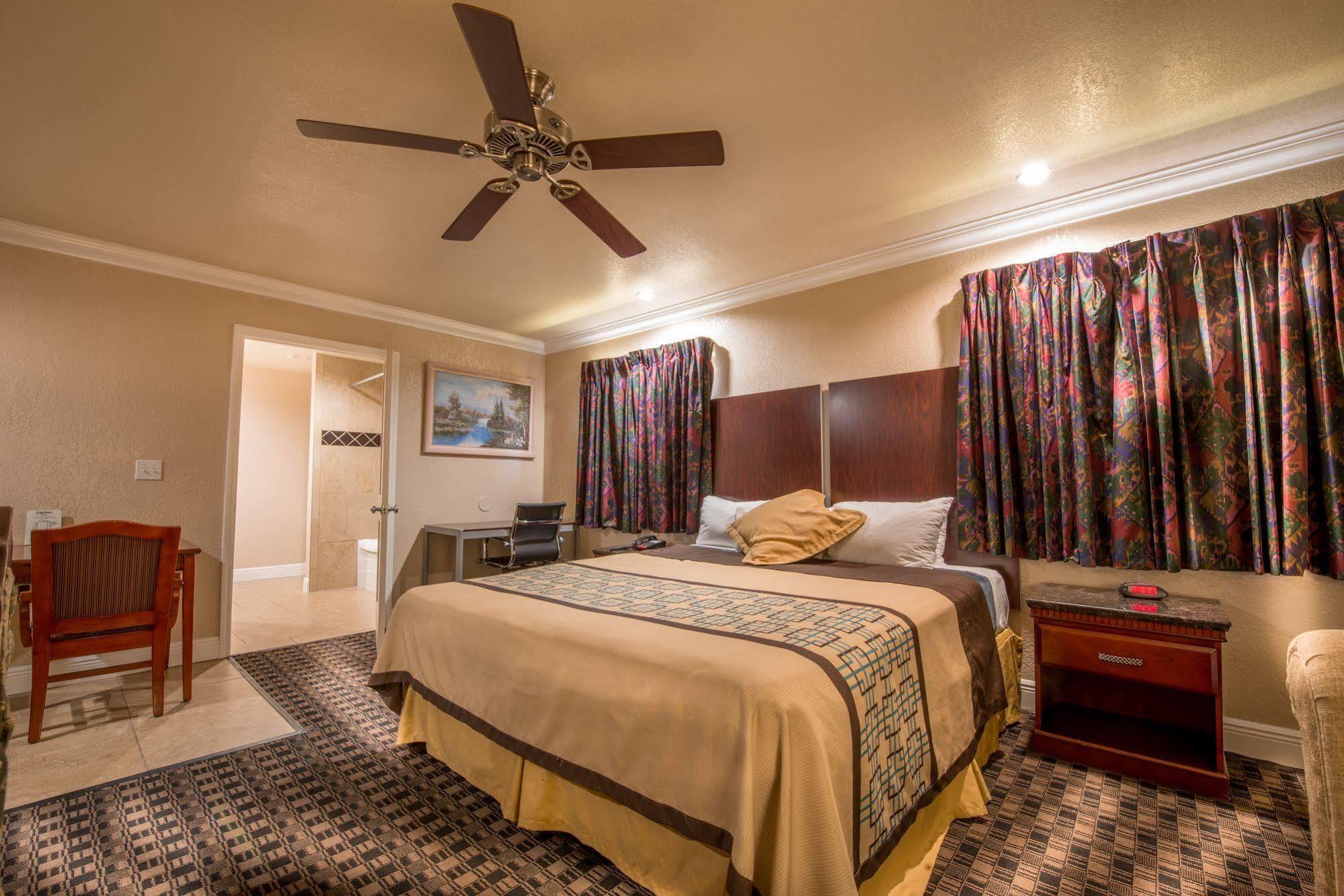 Edge Water Inn Reedley Εξωτερικό φωτογραφία