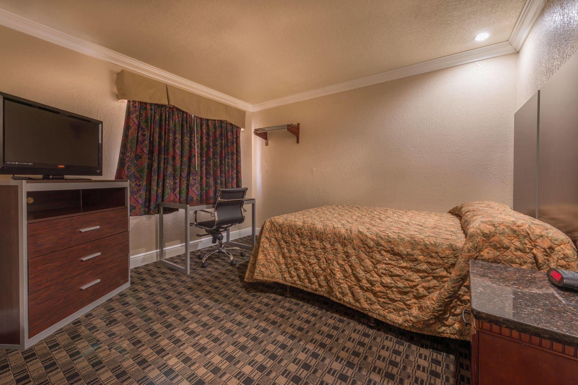 Edge Water Inn Reedley Εξωτερικό φωτογραφία