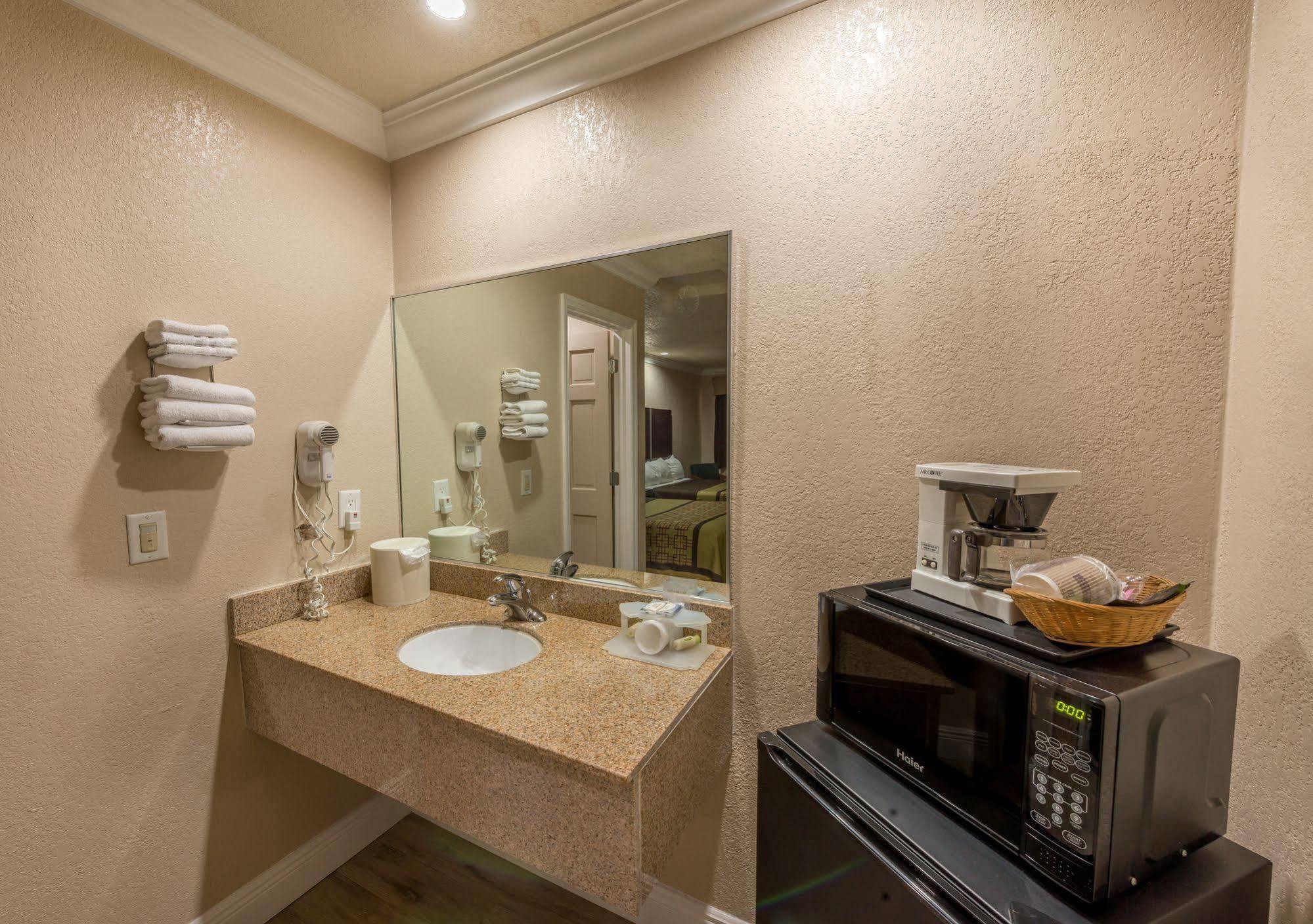 Edge Water Inn Reedley Εξωτερικό φωτογραφία